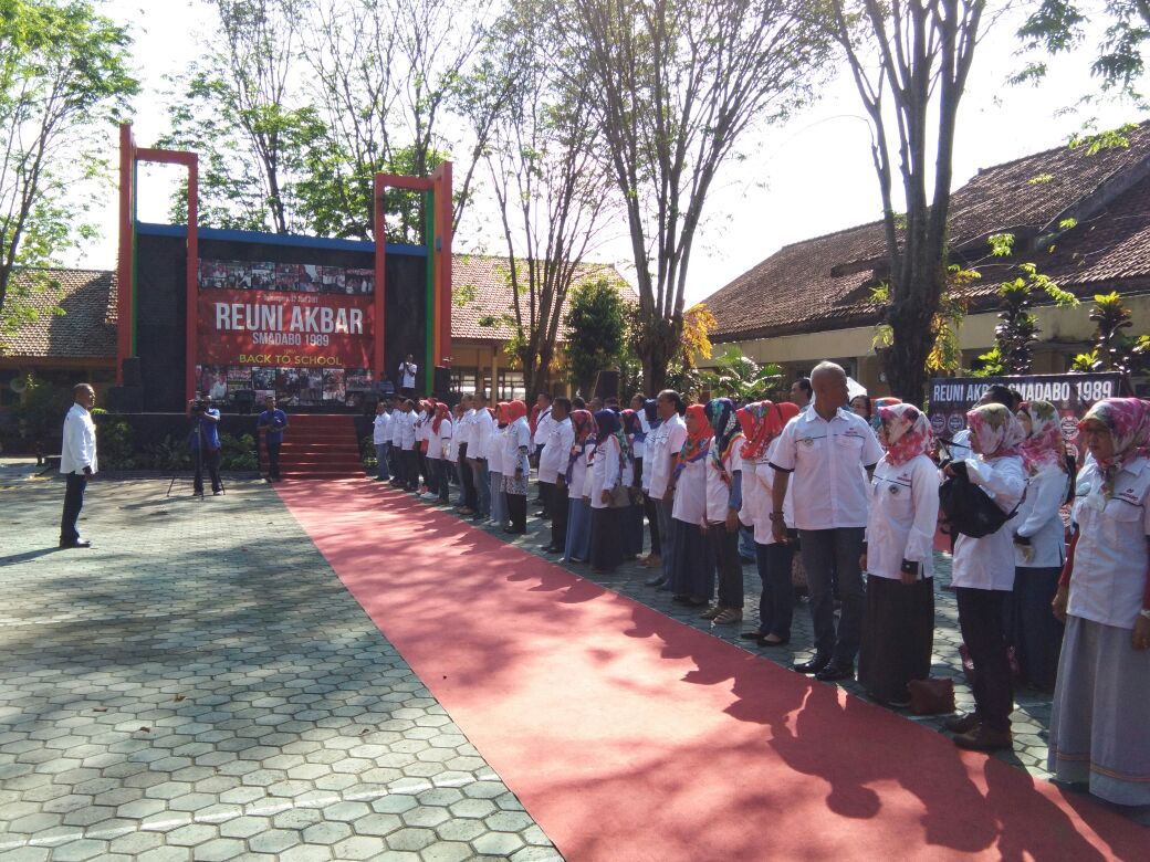 Reuni SMADABO 1989 Kompak Pakai Putih Abu-Abu